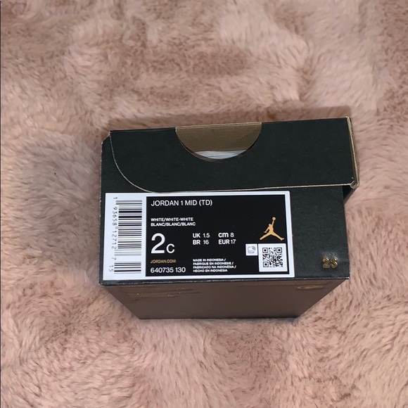 Gender neutral baby shoes by NikeXJordan - Picture 2 of 5